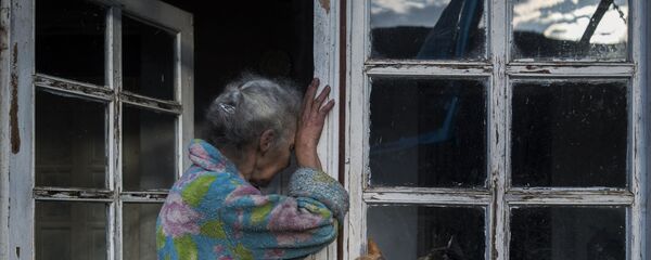 Пожилая женщина возле своего дома в городе Бердзор (30 ноября 2020). Карабах - Sputnik Արմենիա