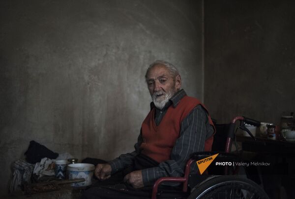 Пожилой мужчина в комнате своего дома в городе Бердзор (30 ноября 2020). Карабах - Sputnik Армения