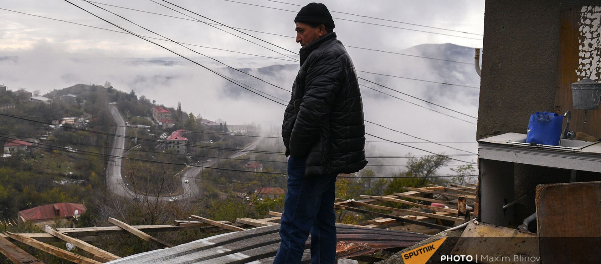 Мужчина возле своего дома на одной из улиц в Бердзоре (30 ноября 2020). Карабах - Sputnik Արմենիա, 1920, 24.12.2020