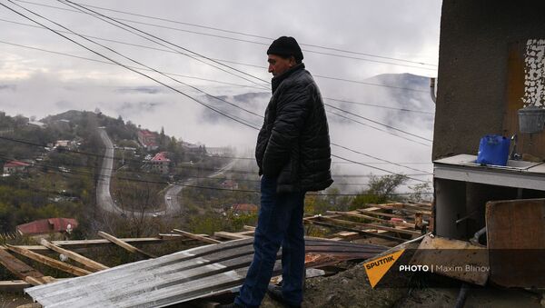 Мужчина возле своего дома на одной из улиц в Бердзоре (30 ноября 2020). Карабах - Sputnik Արմենիա