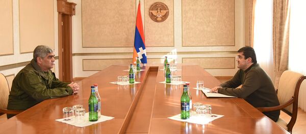 Президент Карабаха Араик Арутюнян и герой Арцаха Виталий Баласанян во время встречи (2 декабря 2020). Степанакерт Президент Карабаха Араик Арутюнян и герой Арцаха Виталий Баласанян во время встречи (2 декабря 2020). Степанакерт - Sputnik Армения
