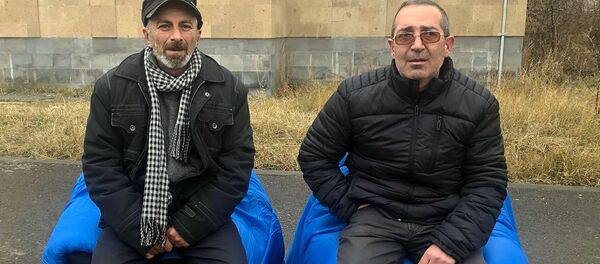 Участники бессрочной голодовки: директор школы №2 в Гюмри Ованнес Петросян и участник трех войн в Карабахе Тигран Чамакян - Sputnik Արմենիա