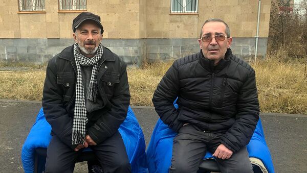 Участники бессрочной голодовки: директор школы №2 в Гюмри Ованнес Петросян и участник трех войн в Карабахе Тигран Чамакян - Sputnik Արմենիա