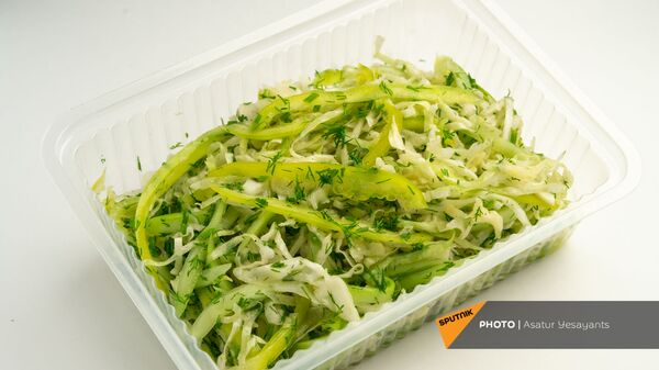 Здоровое питание: салат из капусты с болгарским перцем и зеленью - Sputnik Армения