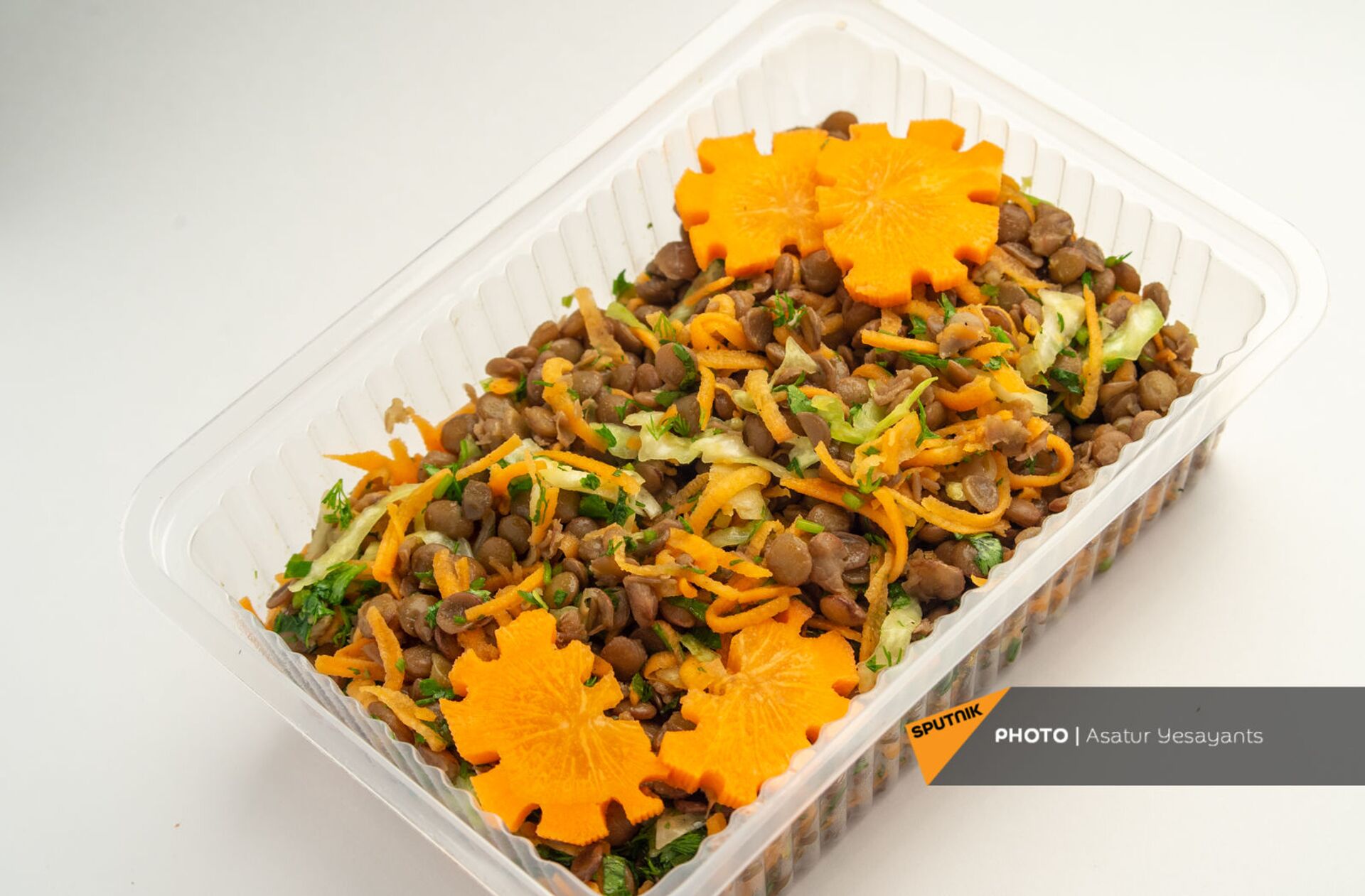 Здоровое питание: салат из бобовых с корейской морковью и зеленью - Sputnik Армения, 1920, 29.12.2023