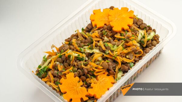 Здоровое питание: салат из бобовых с корейской морковью и зеленью - Sputnik Армения