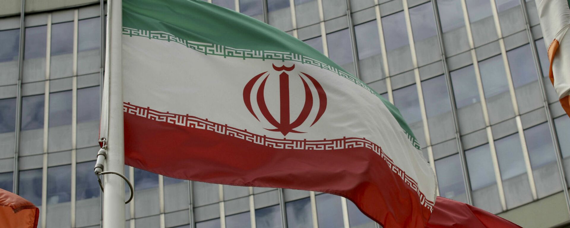 Иранский флаг развевается у здания ООН, в котором находится офис Международного агентства по атомной энергии МАГАТЭ (10 июля 2019). Вена - Sputnik Армения, 1920, 31.05.2021