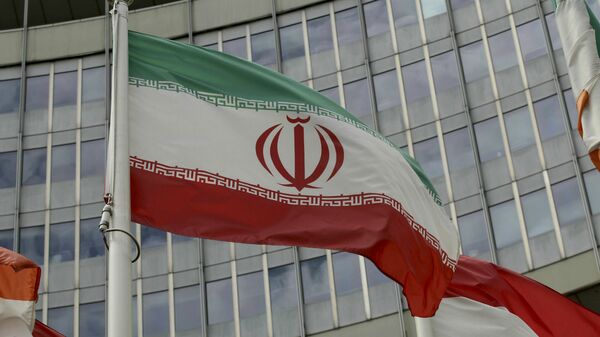 Иранский флаг развевается у здания ООН, в котором находится офис Международного агентства по атомной энергии МАГАТЭ (10 июля 2019). Вена - Sputnik Армения