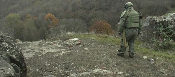 Очистка от взрывоопасных предметов местности на южной окраине Степанакерта Очистка от взрывоопасных предметов местности на южной окраине Степанакерта - Sputnik Армения