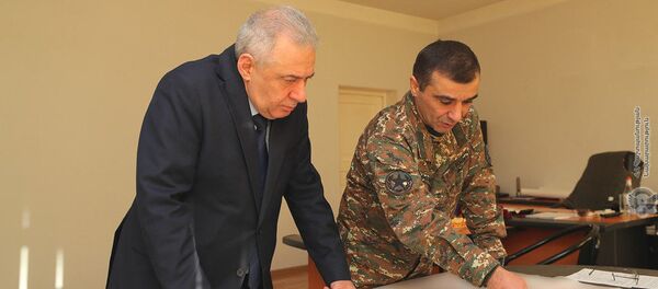 Министр обороны РА Вагаршак Арутюнян встретился с министром обороны НКР, командующим Армией обороны генерал-лейтенантом Микаелом Арзуманяном (3 декабря 2020). Степанакерт Министр обороны РА Вагаршак Арутюнян встретился с министром обороны НКР, командующим Армией обороны генерал-лейтенантом Микаелом Арзуманяном (3 декабря 2020). Степанакерт - Sputnik Արմենիա