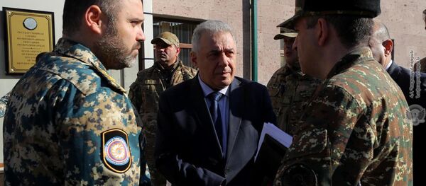 Министр обороны РА Вагаршак Арутюнян встретился с министром обороны НКР, командующим Армией обороны генерал-лейтенантом Микаелом Арзуманяном (3 декабря 2020). Степанакерт Министр обороны РА Вагаршак Арутюнян встретился с министром обороны НКР, командующим Армией обороны генерал-лейтенантом Микаелом Арзуманяном (3 декабря 2020). Степанакерт - Sputnik Армения