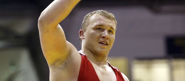 Юрий Патрикеев празднует победу в финале весовой категории 120 кг над россиянином Хасаном Бароевым (не на фото) на чемпионате Европы по греко-римской борьбе (5 апреля 2008). Тампер - Sputnik Արմենիա