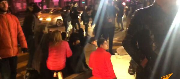 Активисты требуют отставки премьер-министра Никола Пашиняна и перекрывают улицы - Sputnik Армения