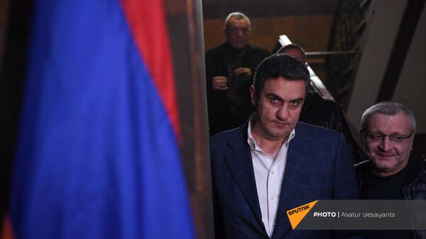 Руководитель партии Одна Армения Артур Газинян после встречи представителей оппозиции в здании Верховного органа АРФД (3 декабря 2020). Еревaн - Sputnik Армения
