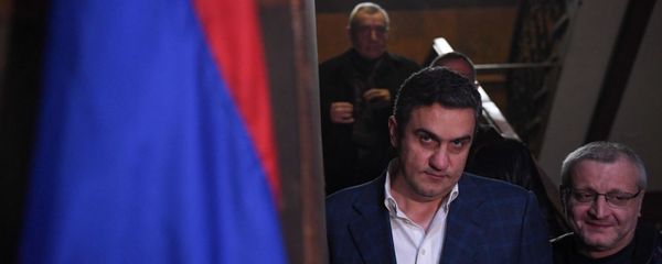 Руководитель партии Одна Армения Артур Газинян после встречи представителей оппозиции в здании Верховного органа АРФД (3 декабря 2020). Еревaн Руководитель партии Одна Армения Артур Газинян после встречи представителей оппозиции в здании Верховного органа АРФД (3 декабря 2020). Еревaн - Sputnik Армения