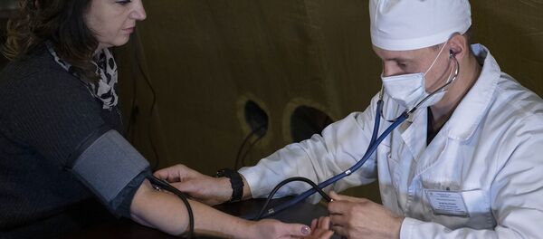 Врач проводит прием пациента на базе госпиталя развернутого Минобороны России на территории аэропорта в Степанакерте (1 декабря 2020). Карабах - Sputnik Армения