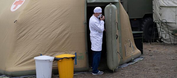 Медицинский работник на территории полевого госпиталя развернутого Министерством обороны России на территории аэропорта в Степанакерте (1 декабря 2020). Карабах Медицинский работник на территории полевого госпиталя развернутого Министерством обороны России на территории аэропорта в Степанакерте (1 декабря 2020). Карабах - Sputnik Արմենիա