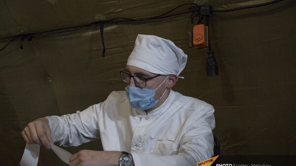Врач проводит прием пациента на базе госпиталя развернутого Минобороны России на территории аэропорта в Степанакерте (3 декабря 2020). Карабах - Sputnik Армения