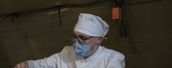 Врач проводит прием пациента на базе госпиталя развернутого Минобороны России на территории аэропорта в Степанакерте (3 декабря 2020). Карабах - Sputnik Армения