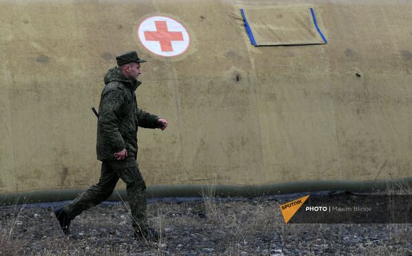 Российский военнослужащий на территории мобильного полевого госпиталя неподалеку от Степанакерта (29 ноября 2020). Карабах - Sputnik Армения