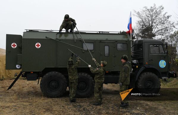 Российские военнослужащие выгружают оборудование на территории мобильного полевого госпиталя неподалеку от Степанакерта (29 ноября 2020). Карабах - Sputnik Армения