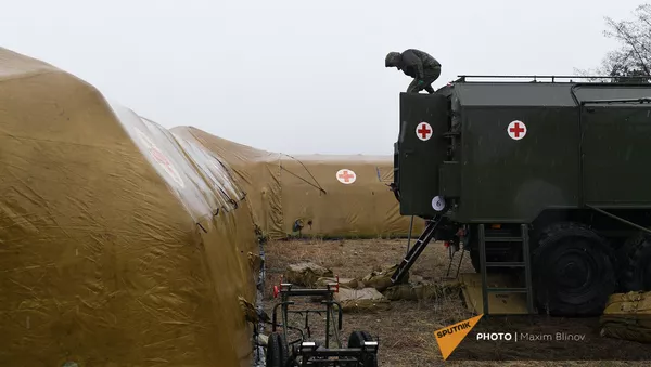 Российские военнослужащие выгружают оборудование на территории мобильного полевого госпиталя неподалеку от Степанакерта (29 ноября 2020). Карабах - Sputnik Армения