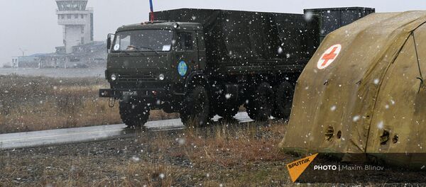 Грузовой автомобиль российского миротворческого контингента на территории мобильного полевого госпиталя неподалеку от Степанакерта (29 ноября 2020). Карабах - Sputnik Արմենիա