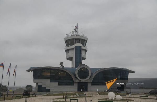 Вид на здание аэропорта в Степанакерте, на территории которого развернут госпиталь Министерства обороны России (3 декабря 2020). Кабарах - Sputnik Армения