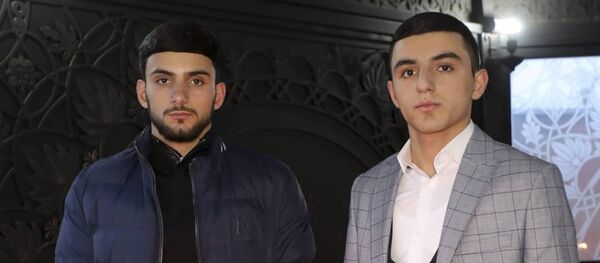 Давид Бадалян (справа) с братом Рубеном Давид Бадалян (справа) с братом Рубеном - Sputnik Արմենիա