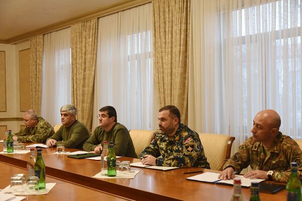 Արցախի նախագահը ռուս բարձրաստիճան զինվորականի հետ քննարկել է երկրի անվտանգային խնդիրներ Արցախի նախագահը ռուս բարձրաստիճան զինվորականի հետ քննարկել է երկրի անվտանգային խնդիրներ - Sputnik Արմենիա