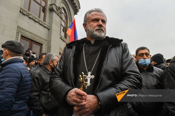 «Գիտե՞ք` երբվանից սկսեցինք պարտվել». Տեր Հովհաննեսը ելույթ ունեցավ Ազատության հրապարակում «Գիտե՞ք` երբվանից սկսեցինք պարտվել». Տեր Հովհաննեսը ելույթ ունեցավ Ազատության հրապարակում - Sputnik Արմենիա