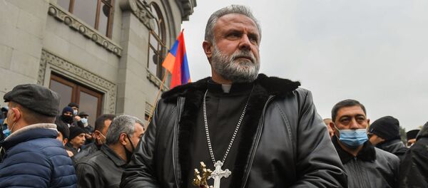 Настоятель монастыря Дадиванк иерей Ованнес Ованнисян на митинге с требованием отставки премьер-министра (5 декабря 2020). Еревaн Настоятель монастыря Дадиванк иерей Ованнес Ованнисян на митинге с требованием отставки премьер-министра (5 декабря 2020). Еревaн - Sputnik Արմենիա