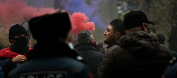 Протестующие с цветным дымом во время митинга оппозиции с требованием отставки премьер-министра (5 декабря 2020). Еревaн Протестующие с цветным дымом во время митинга оппозиции с требованием отставки премьер-министра (5 декабря 2020). Еревaн - Sputnik Արմենիա