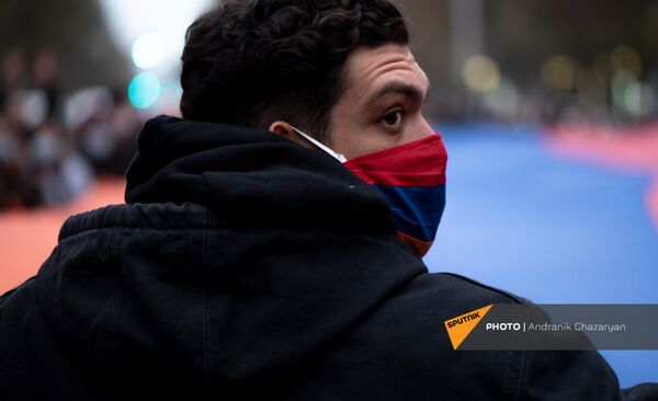 Հանրահավաքի մասնակիցները երթով շարժվում են դեպի կառավարական ամառանոց Հանրահավաքի մասնակիցները երթով շարժվում են դեպի կառավարական ամառանոց - Sputnik Արմենիա