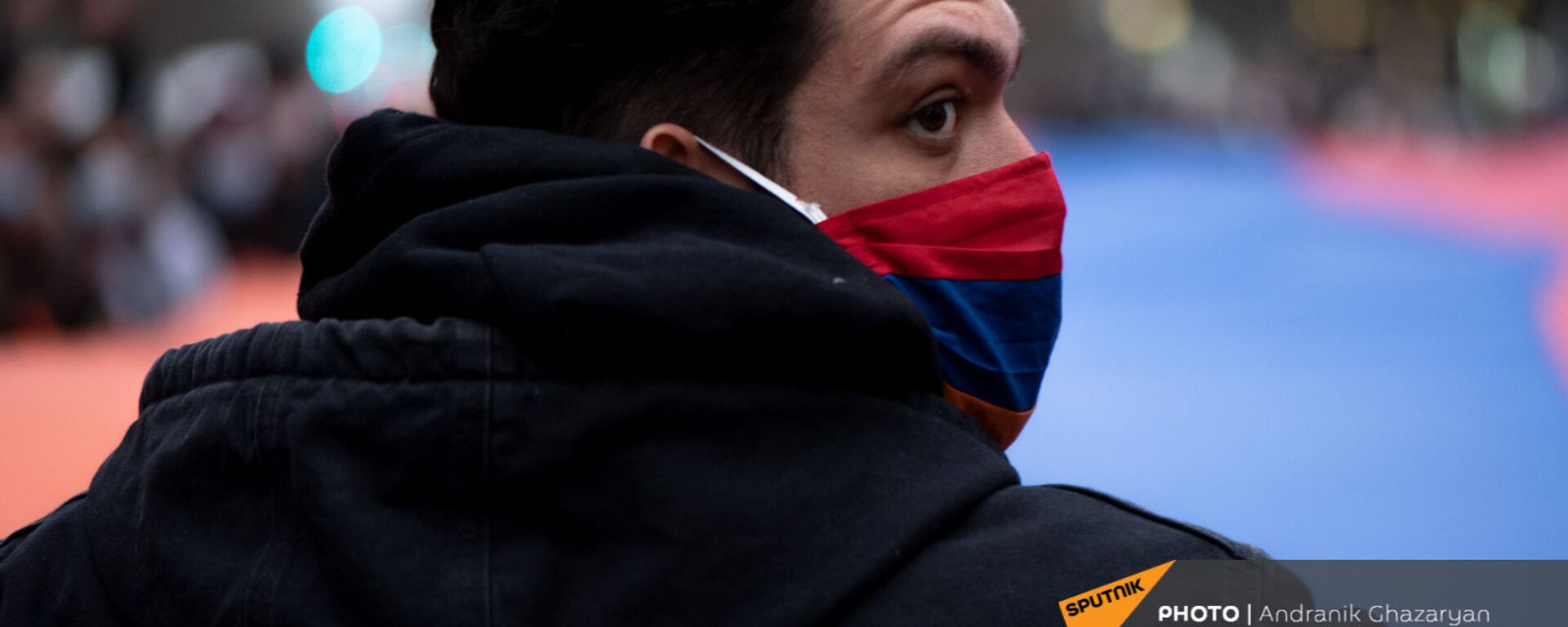 Молодой человек в маске с армянским триколором во время митинга оппозиции с требованием отставки премьер-министра (5 декабря 2020). Еревaн - Sputnik Արմենիա, 1920, 04.03.2021