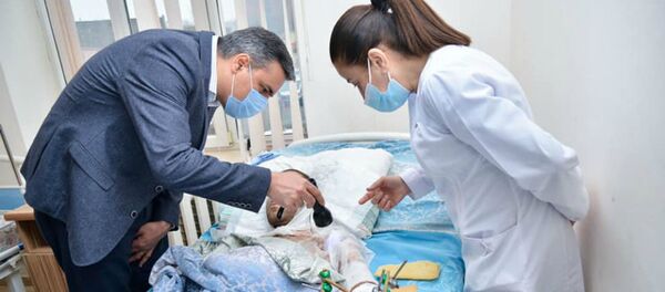 Омбудсмен Арман Татоян вместе со штабным врачом и юристами получил в Национальном ожоговом центре новые доказательства применения ВС Азербайджана белого фосфора (5 декабря 2020). Еревaн Омбудсмен Арман Татоян вместе со штабным врачом и юристами получил в Национальном ожоговом центре новые доказательства применения ВС Азербайджана белого фосфора (5 декабря 2020). Еревaн - Sputnik Արմենիա