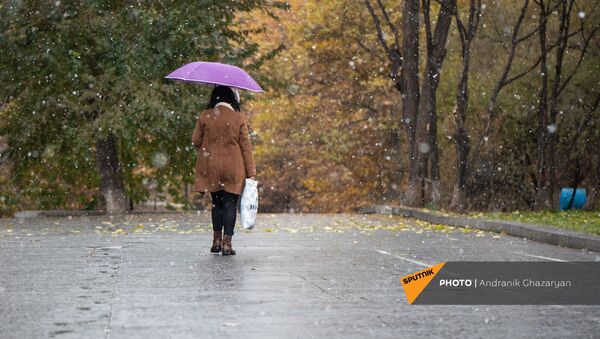 Женщина в парке - Sputnik Армения