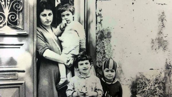 Анна Унупоглян с матерью и сестрами - Sputnik Армения