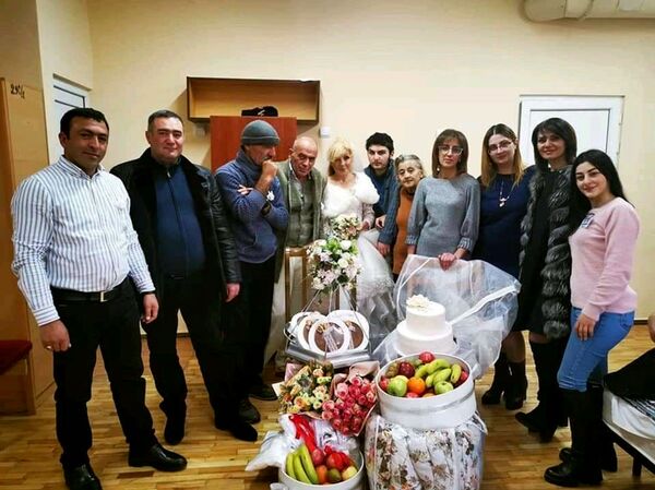 Պատերազմից հետո սեր կա. արցախցի Հայկազի ու Ռուզանի հարսանիքը` ժամանակավոր կացարանում Պատերազմից հետո սեր կա. արցախցի Հայկազի ու Ռուզանի հարսանիքը` ժամանակավոր կացարանում - Sputnik Արմենիա
