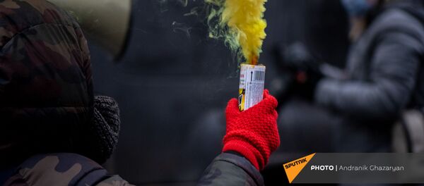 Протестующие с цветным дымом во время митинга оппозиции с требованием отставки премьер-министра (5 декабря 2020). Еревaн - Sputnik Армения