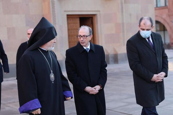 Глава МИД Армении в Москве почтил память жертв Спитакского землетрясения Глава МИД Армении в Москве почтил память жертв Спитакского землетрясения - Sputnik Армения
