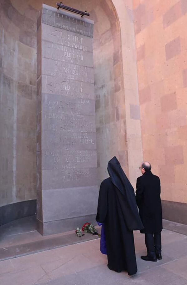 Глава МИД Армении в Москве почтил память жертв Спитакского землетрясения Глава МИД Армении в Москве почтил память жертв Спитакского землетрясения - Sputnik Армения