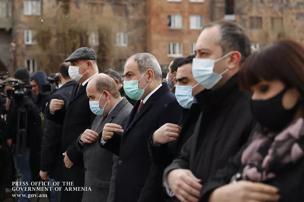 Пашинян прибыл в Гюмри: премьер Армении почтил память жертв землетрясения 1988 года Пашинян прибыл в Гюмри: премьер Армении почтил память жертв землетрясения 1988 года - Sputnik Армения
