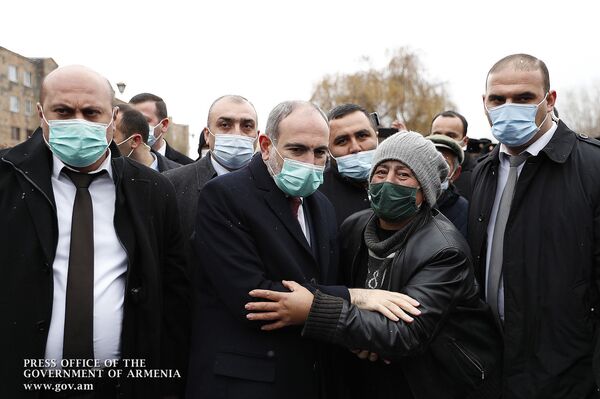 Пашинян прибыл в Гюмри: премьер Армении почтил память жертв землетрясения 1988 года - Sputnik Армения