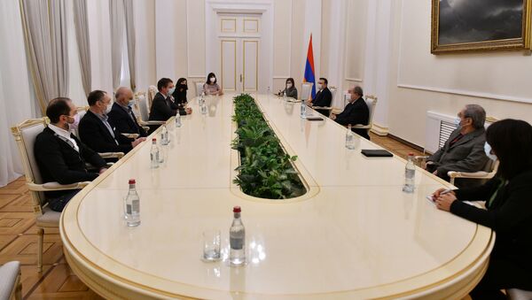 Президент Армен Саркисян встретился с группой врачей, прибывших в Армению с гуманитарной миссией (7 декабря 2020). Еревaн - Sputnik Արմենիա