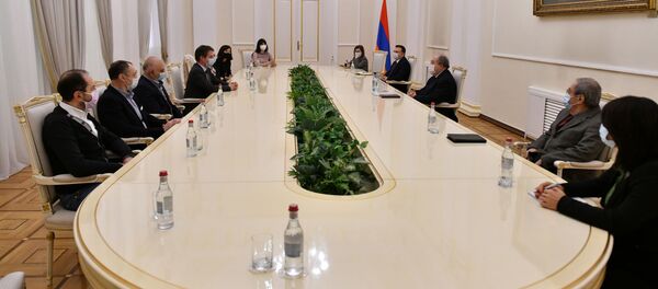 Президент Армен Саркисян встретился с группой врачей, прибывших в Армению с гуманитарной миссией (7 декабря 2020). Еревaн - Sputnik Արմենիա