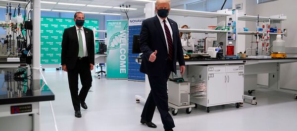 Президент США Дональд Трамп во время экскурсии по инновационному центру Fujifilm Diosynth Biotechnologies, фармацевтическому производственному заводу, где разрабатываются компоненты для вакцины-кандидата Novavax (27 июля 2020). Моррисвилле - Sputnik Արմենիա
