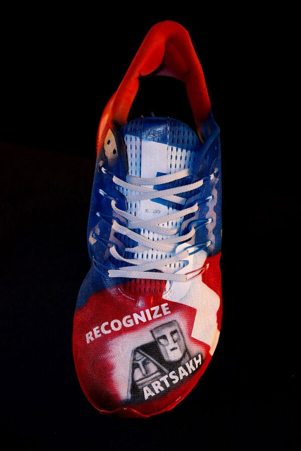 Национальная футбольная лига США продает с аукциона кроссовки Nike с армянской символикой - Sputnik Армения