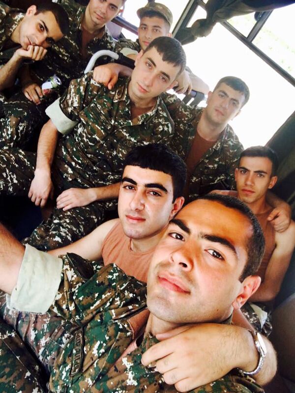 Շտապել է օգնության, բայց դիվերսանտների ծուղակն է ընկել. ռազմական բժիշկ Սաշա Ռուստամյանը Շտապել է օգնության, բայց դիվերսանտների ծուղակն է ընկել. ռազմական բժիշկ Սաշա Ռուստամյանը - Sputnik Արմենիա