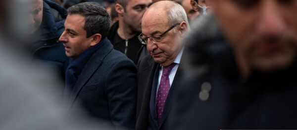 Единый оппозиционный кандидат в премьер-министры Вазген Манукян и представитель Верховного органа АРФ Дашнакцутюн Ишхан Сагателян во время шествия с требованием отставки премьер-министра (5 декабря 2020). Еревaн - Sputnik Армения